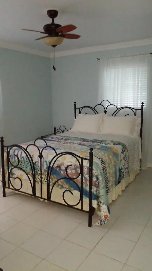 Lynn'S Cozy Cottage Nassau Apartment